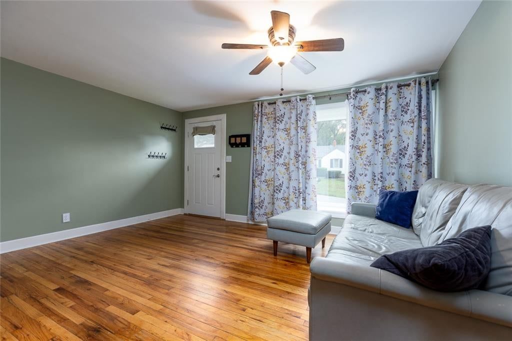 Photo 5 of 35 - 512 NE 43 Terrace, Kansas City, MO 64116
