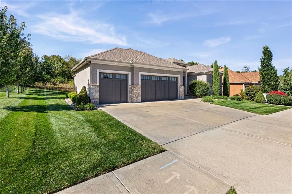 5866 S National Drive, Parkville, MO: listing photo 2