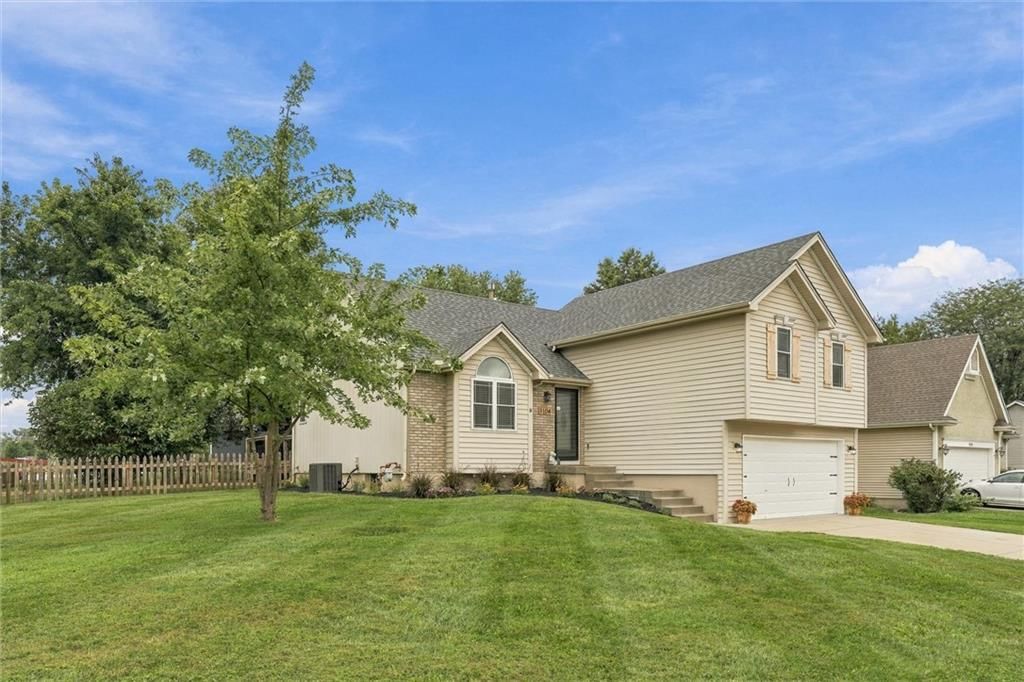 Photo 4 of 45 - 1104 Regency Drive, Kearney, MO 64060