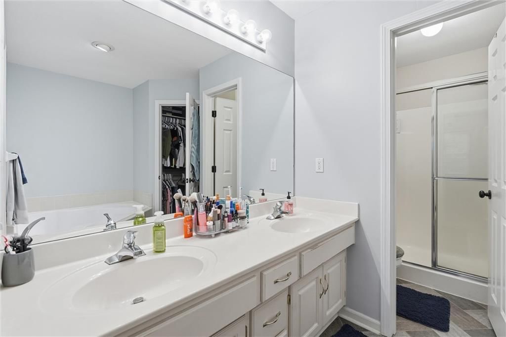 Freestanding tub at 1104 Regency Drive, Kearney, MO 64060