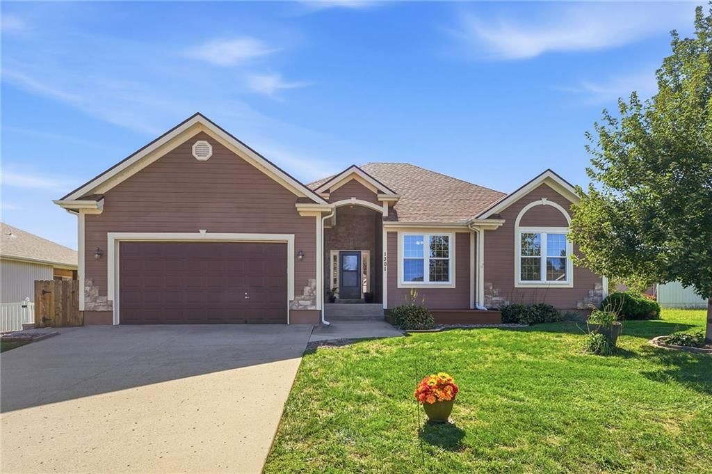 1301 SW 7th Street, Oak Grove, MO: listing photo 2