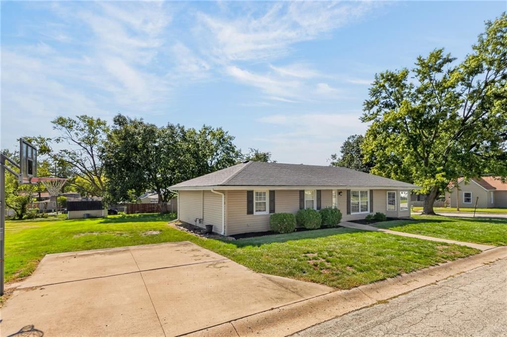 301 2nd Street, Smithville, MO: listing photo 2