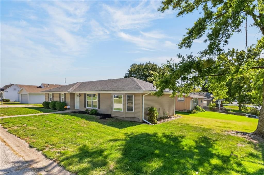 301 2nd Street, Smithville, MO: listing photo 3