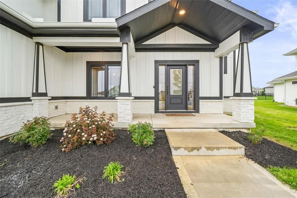 4709 NE Freehold Drive, Lee's Summit, MO: listing photo 2