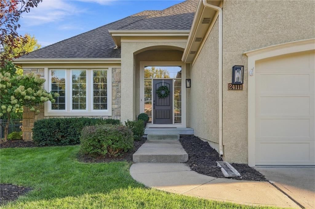 24111 W 121st Street, Olathe, KS: listing photo 3