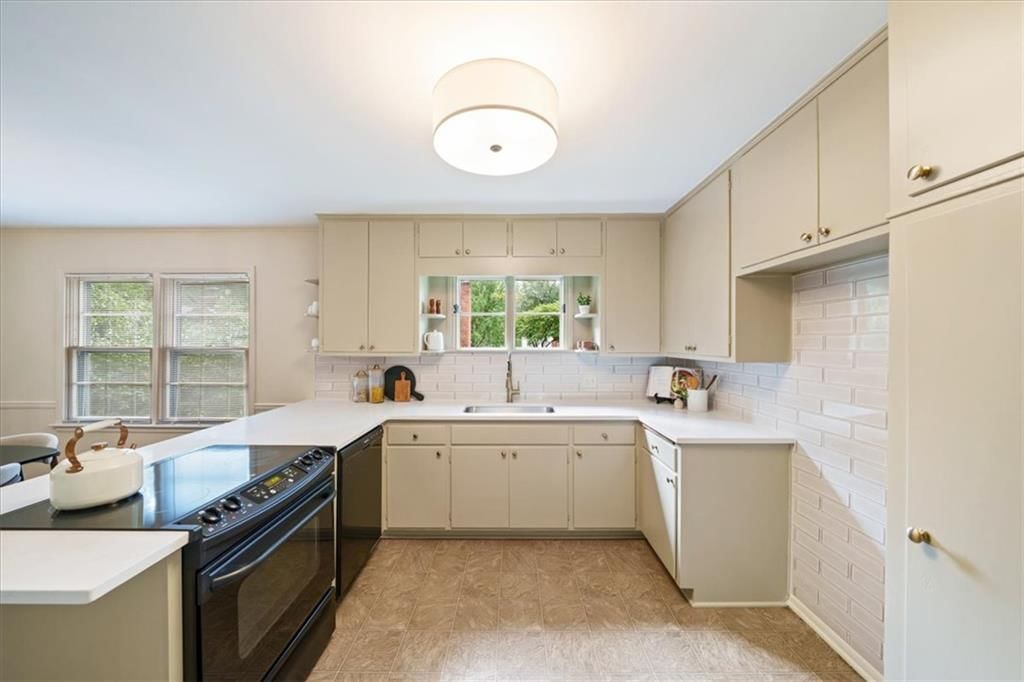 Photo 14 of 31 - 2525 W 50th Terrace, Westwood, KS 66205