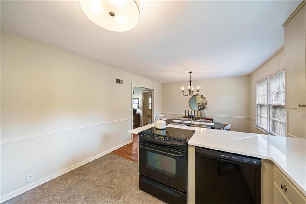 Photo 16 of 31 - 2525 W 50th Terrace, Westwood, KS 66205