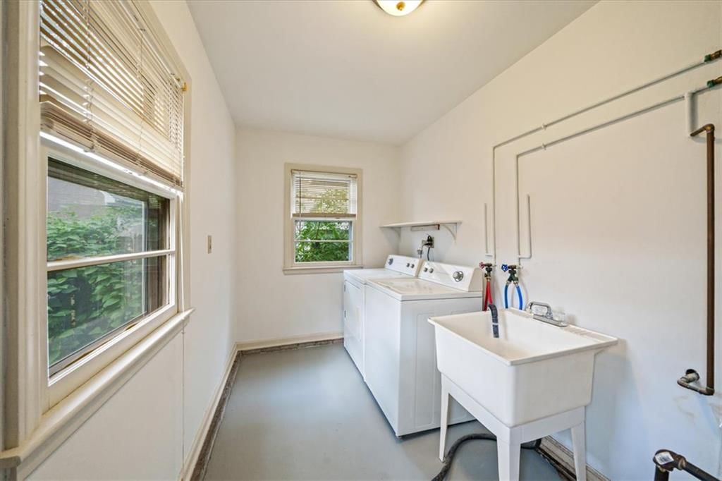 Photo 19 of 31 - 2525 W 50th Terrace, Westwood, KS 66205