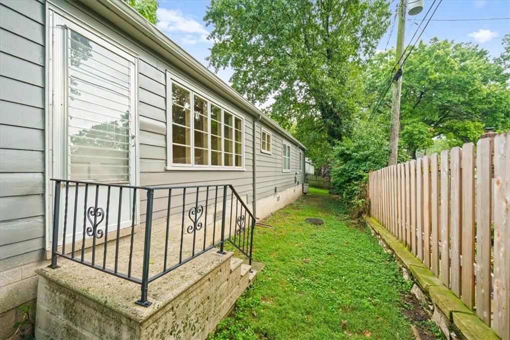 Photo 25 of 31 - 2525 W 50th Terrace, Westwood, KS 66205