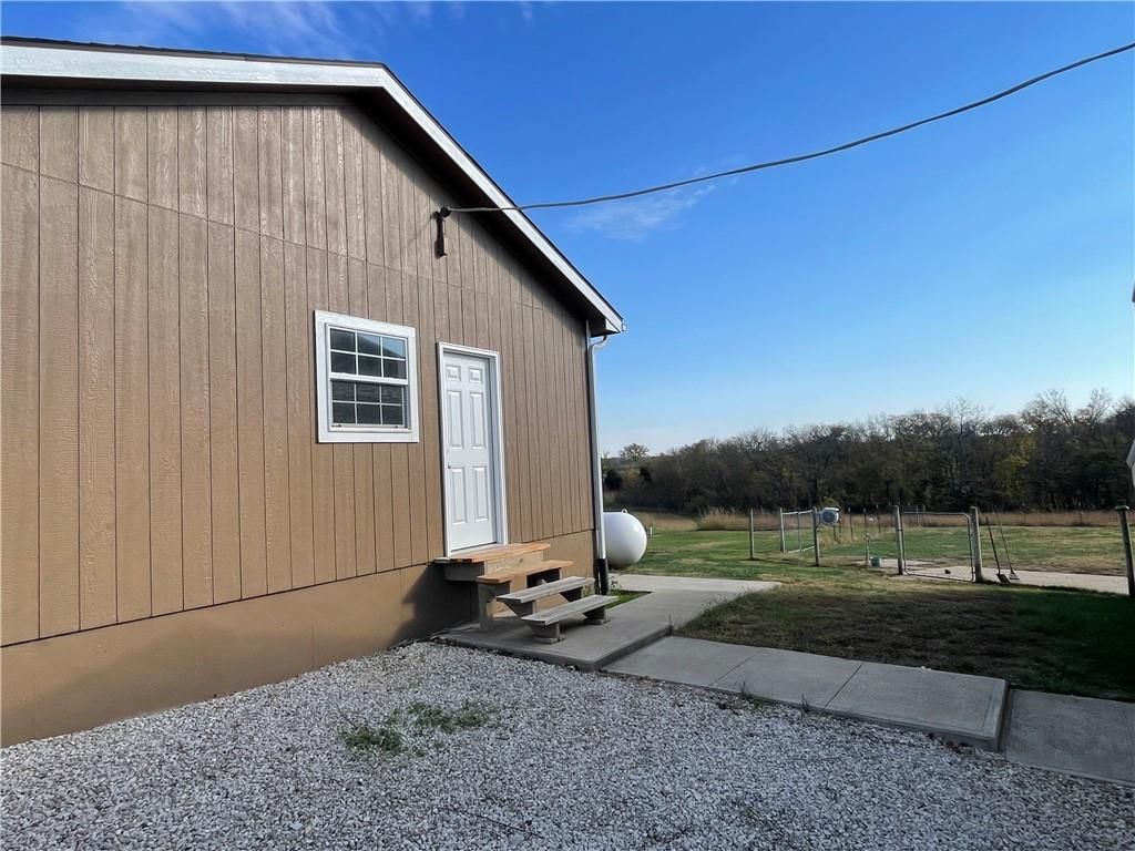 19130 255th Street, Tonganoxie, KS: listing photo 2