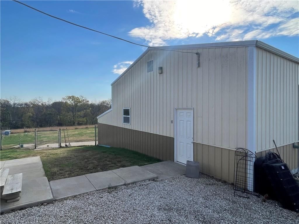 19130 255th Street, Tonganoxie, KS: listing photo 3