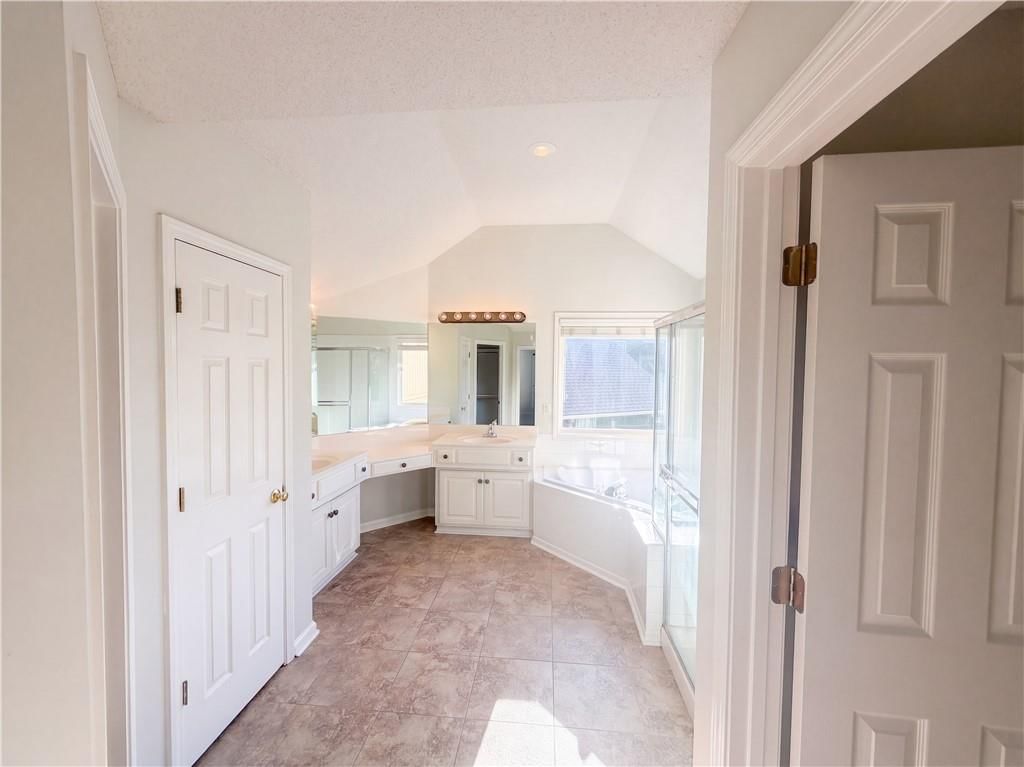 Photo 14 of 22 - 7825 W 143rd Place, Overland Park, KS 66223