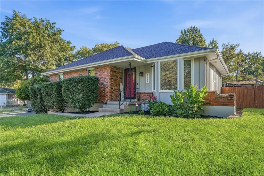924 SW Speas Drive — photo 2