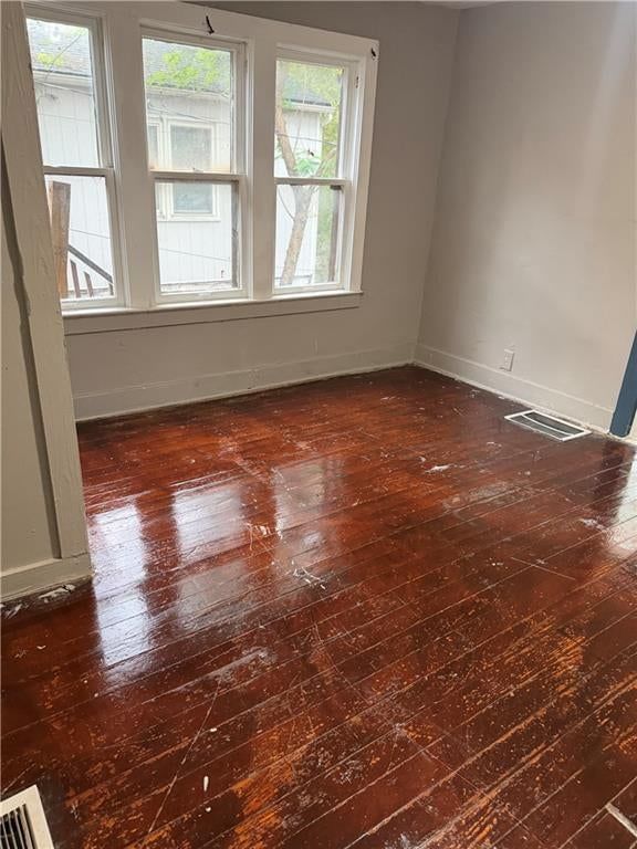 Photo 5 of 7 - 332 Mersington Avenue, Kansas City, MO 64124