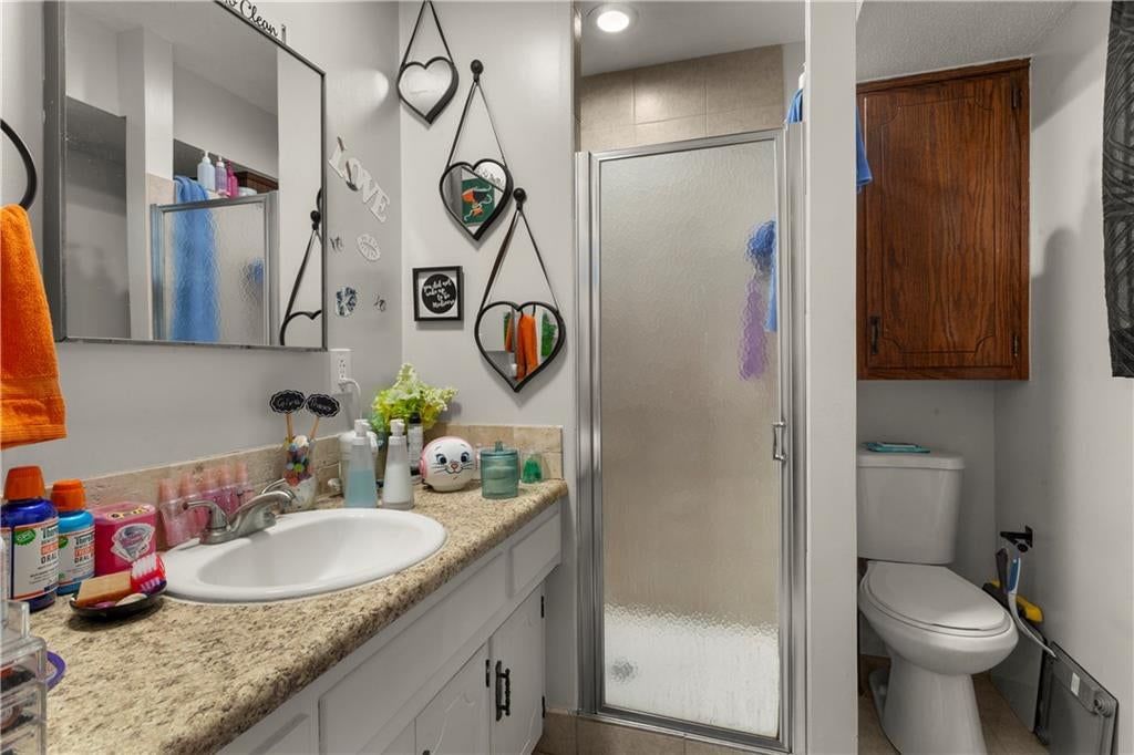 Photo 12 of 17 - 8435 E 56th Terrace, Kansas City, MO 64129