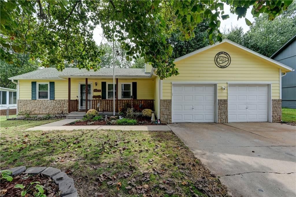 1823 NE Mckee Lane, Lee's Summit, MO