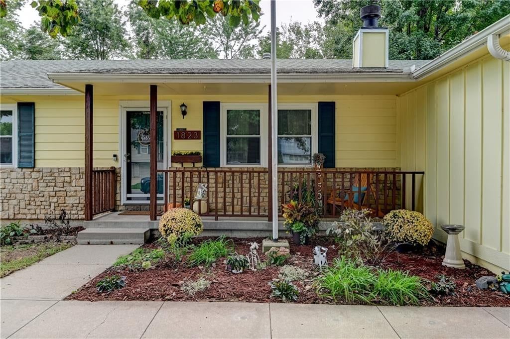 1823 NE Mckee Lane, Lee's Summit, MO: listing photo 2