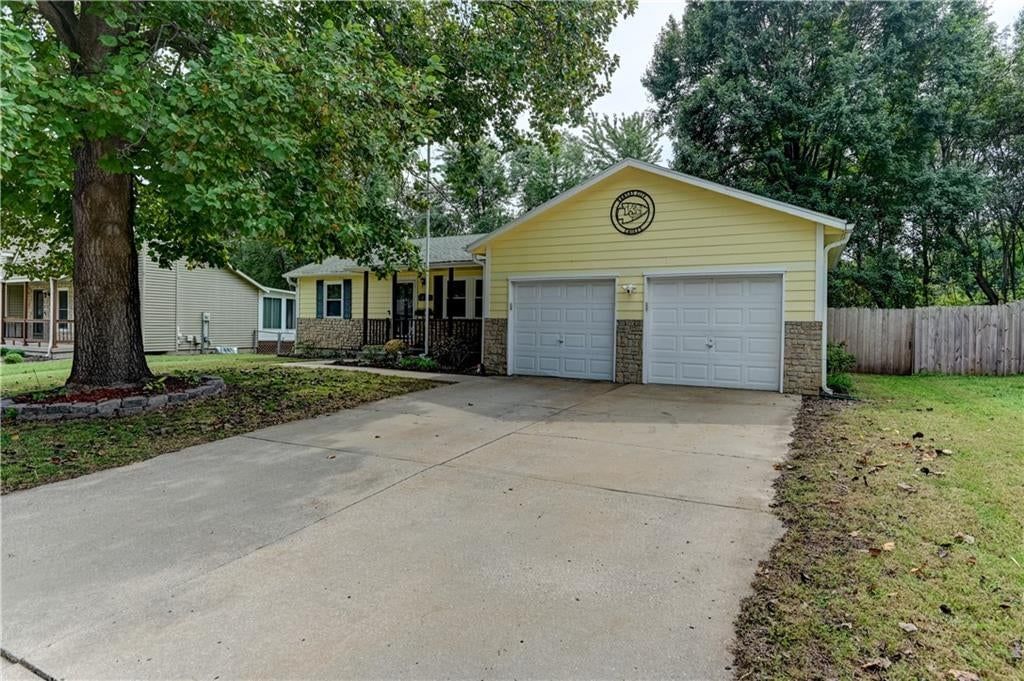 1823 NE Mckee Lane, Lee's Summit, MO: listing photo 3
