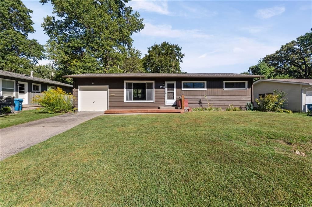 5718 W 75th Terrace, Prairie Village, KS