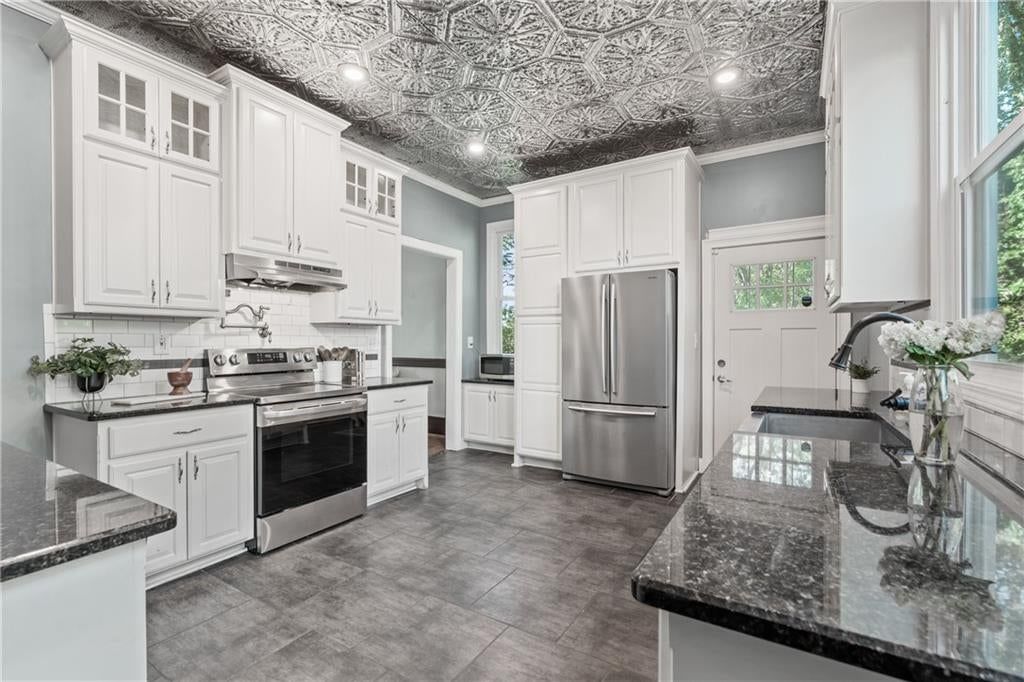 2406 Brooklyn Avenue — photo 15