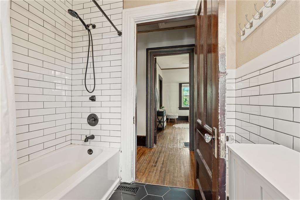 2406 Brooklyn Avenue — photo 23