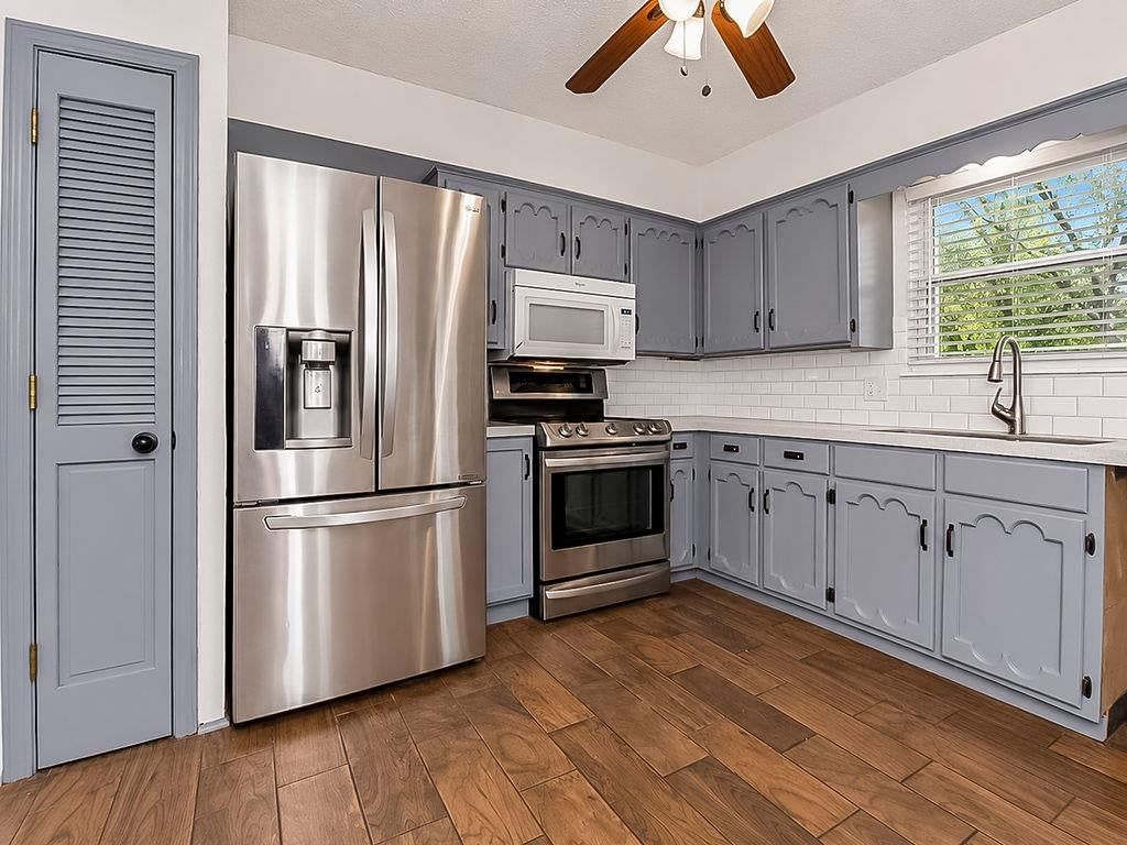 Stainless steel appliances at 20213 E 16th Street N, Independence, MO 64056