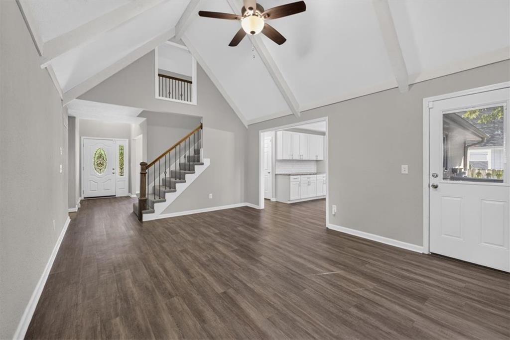 Photo 5 of 37 - 406 SE Richardson Place, Lee's Summit, MO 64063
