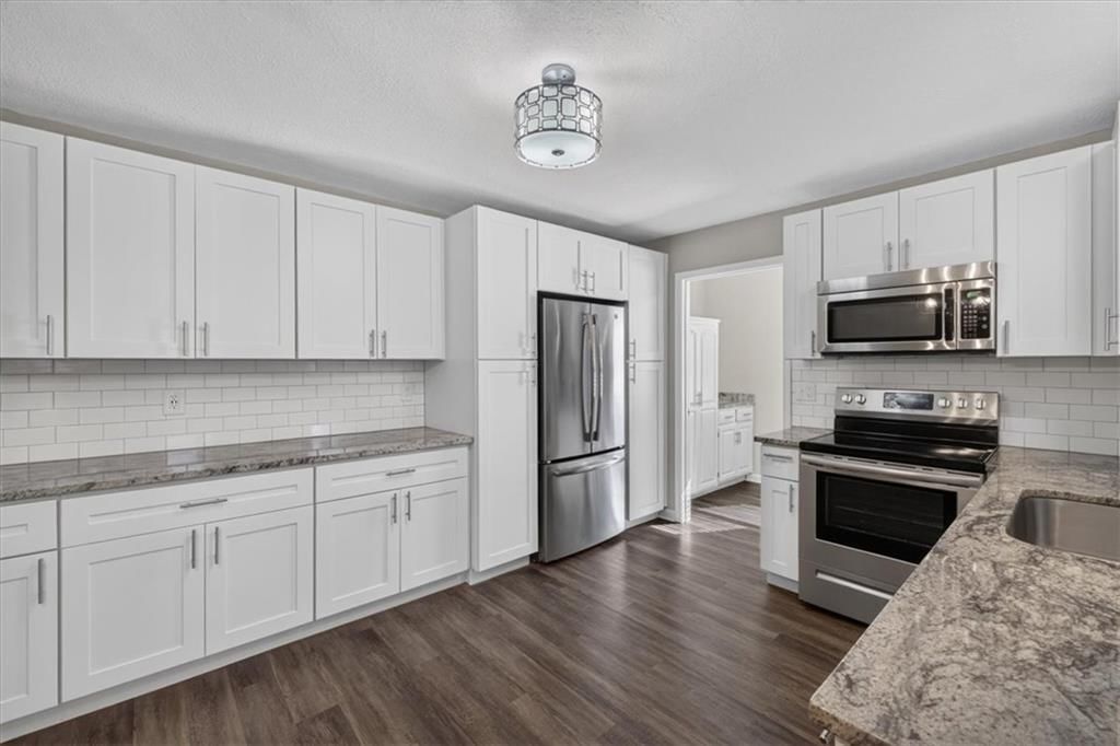 Photo 8 of 37 - 406 SE Richardson Place, Lee's Summit, MO 64063
