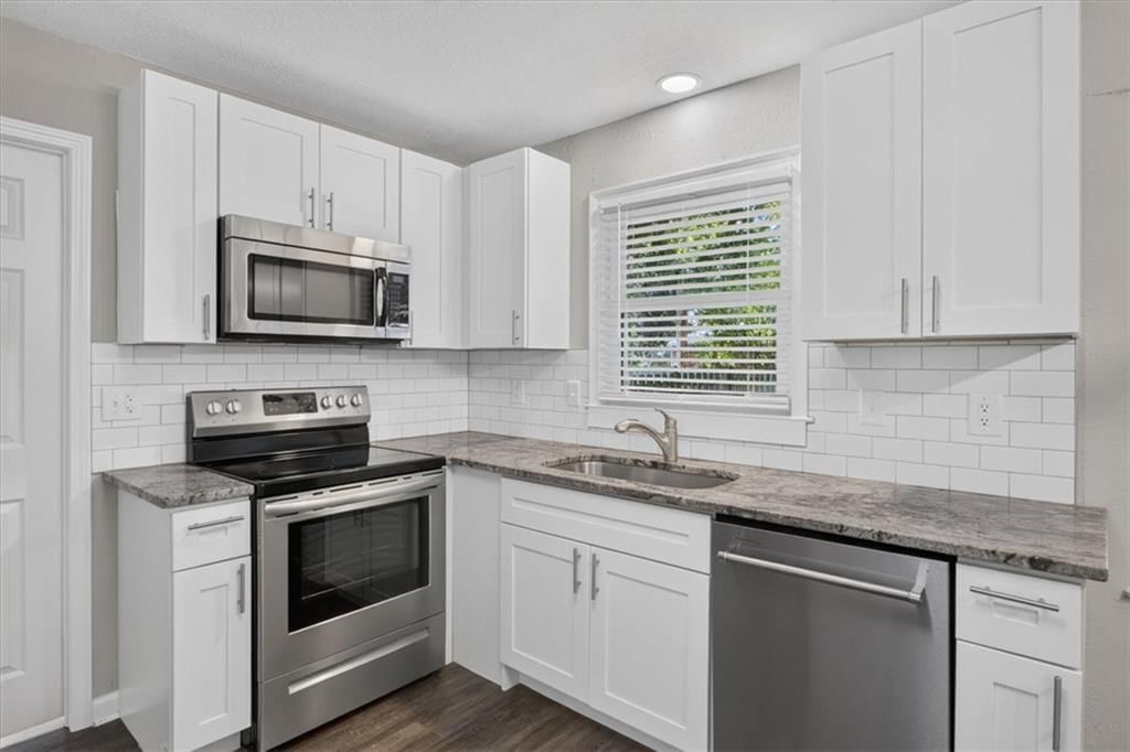 Photo 9 of 37 - 406 SE Richardson Place, Lee's Summit, MO 64063