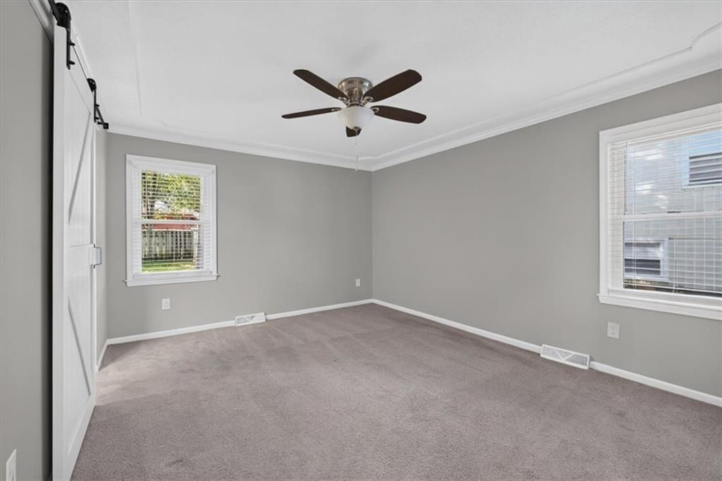 Photo 11 of 37 - 406 SE Richardson Place, Lee's Summit, MO 64063