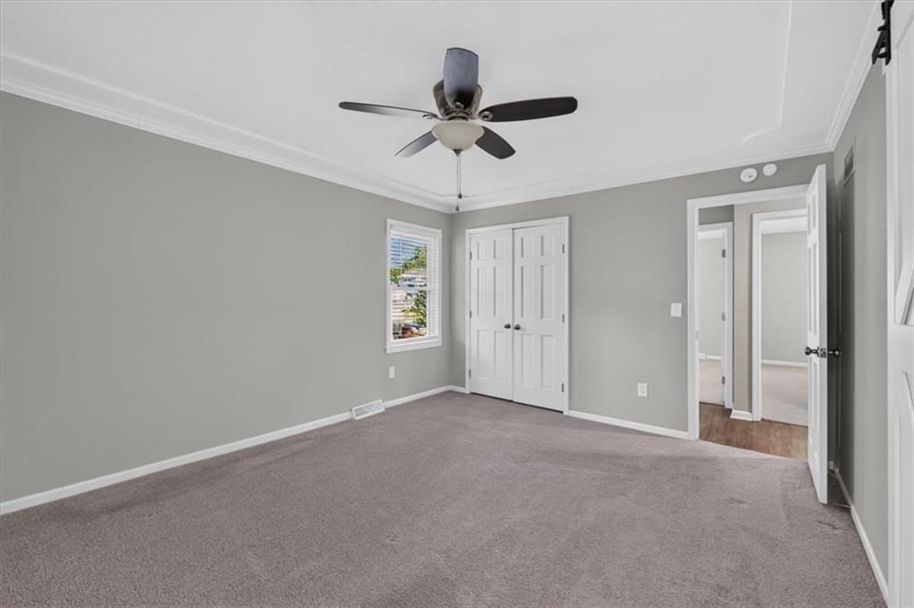 Photo 12 of 37 - 406 SE Richardson Place, Lee's Summit, MO 64063