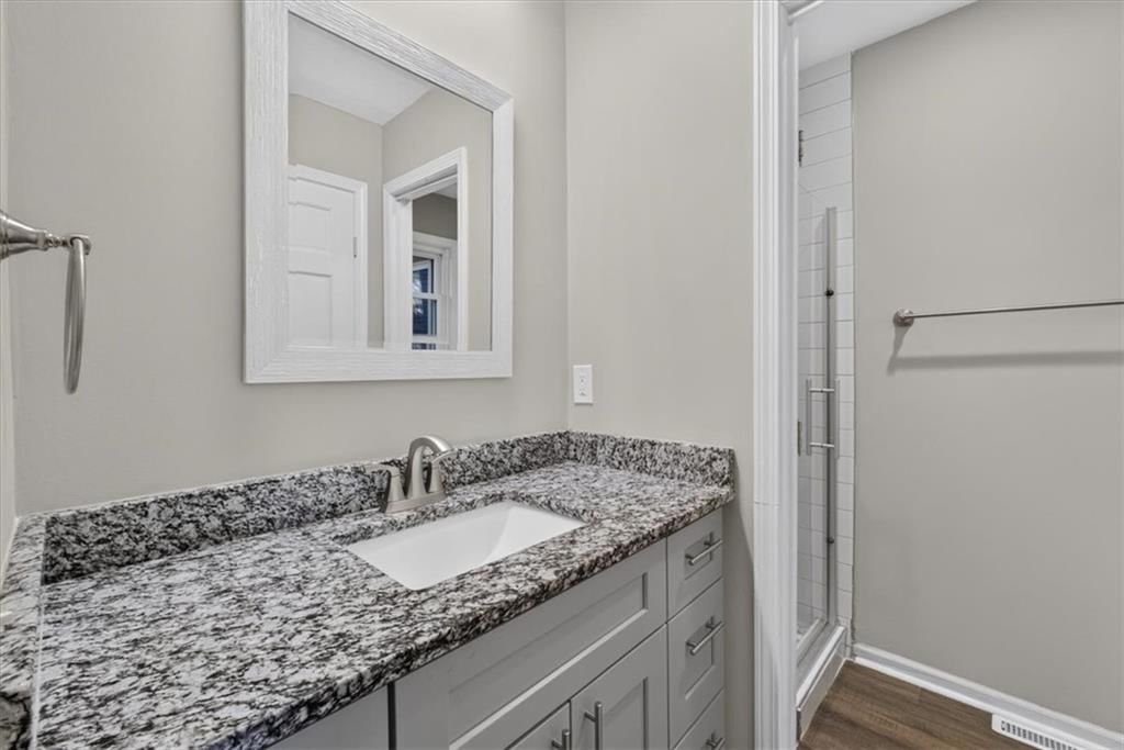 Photo 13 of 37 - 406 SE Richardson Place, Lee's Summit, MO 64063