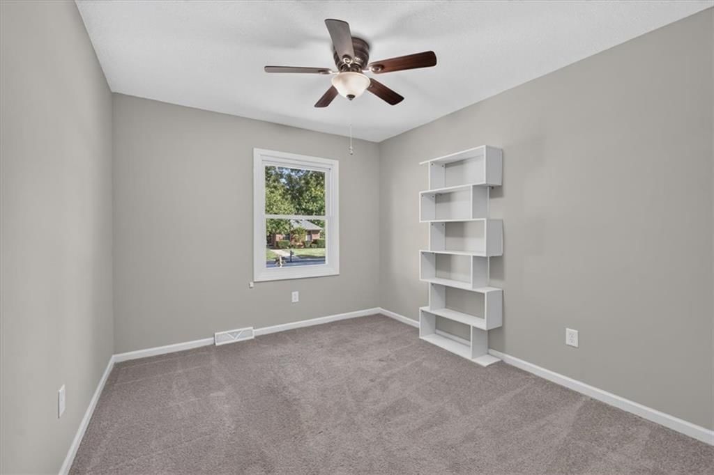 Photo 15 of 37 - 406 SE Richardson Place, Lee's Summit, MO 64063