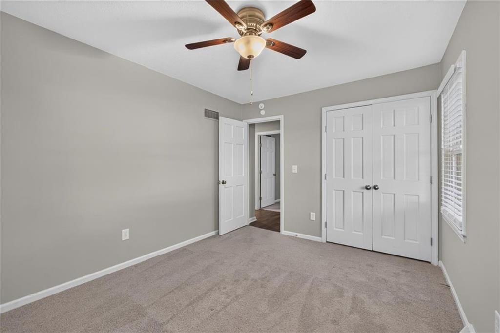 Photo 16 of 37 - 406 SE Richardson Place, Lee's Summit, MO 64063
