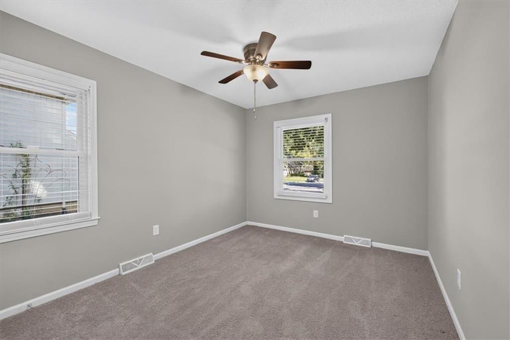 Photo 17 of 37 - 406 SE Richardson Place, Lee's Summit, MO 64063