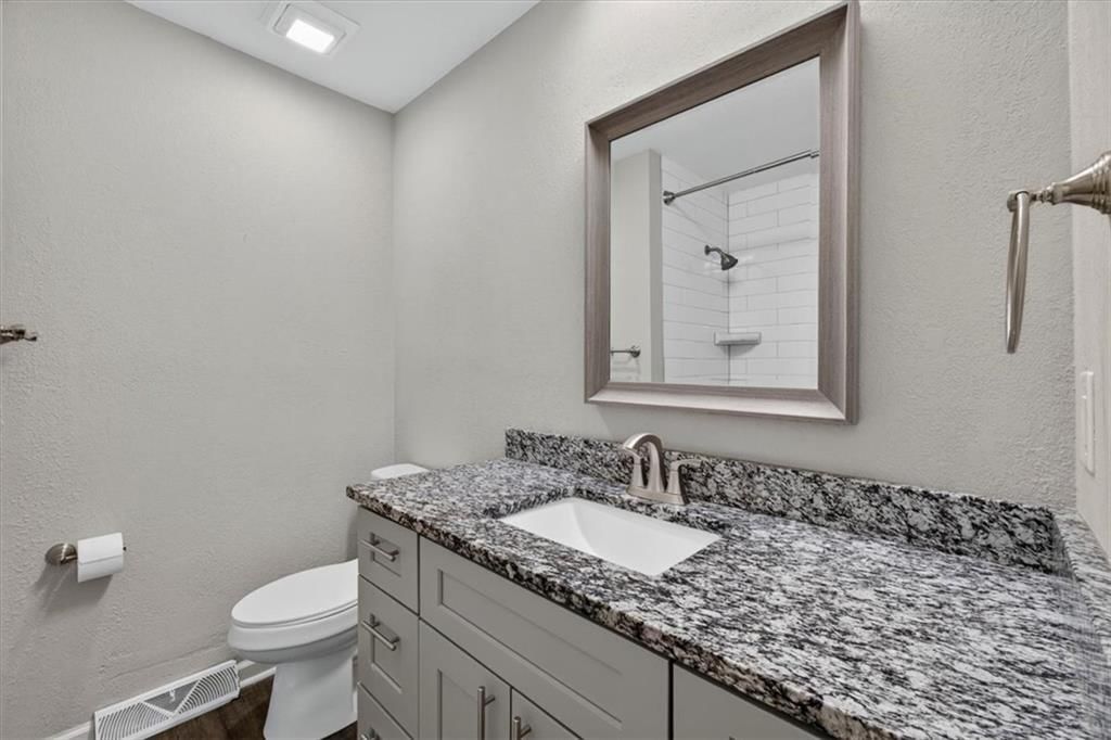 Photo 18 of 37 - 406 SE Richardson Place, Lee's Summit, MO 64063