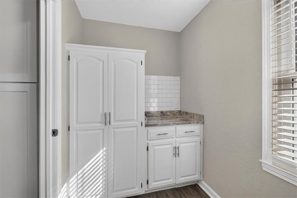 Photo 21 of 37 - 406 SE Richardson Place, Lee's Summit, MO 64063