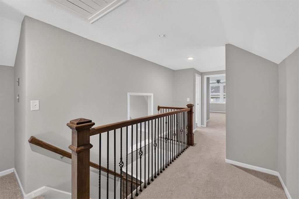 Photo 22 of 37 - 406 SE Richardson Place, Lee's Summit, MO 64063