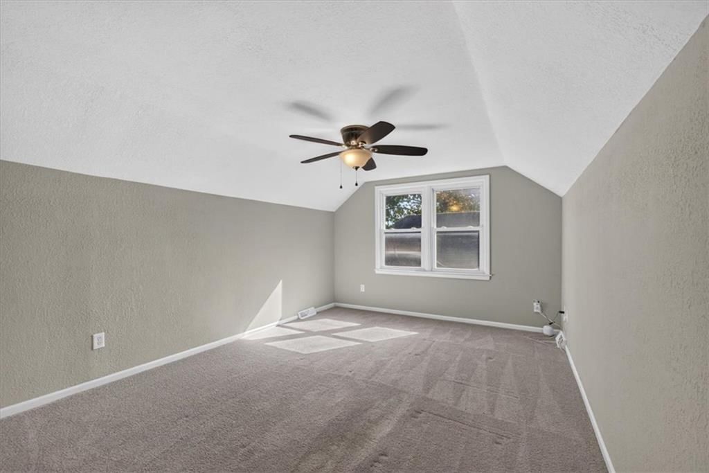 Photo 23 of 37 - 406 SE Richardson Place, Lee's Summit, MO 64063