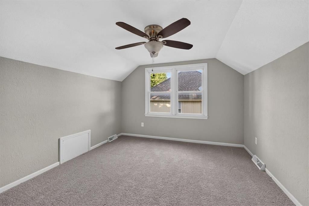 Photo 26 of 37 - 406 SE Richardson Place, Lee's Summit, MO 64063