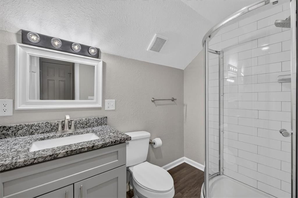 Photo 27 of 37 - 406 SE Richardson Place, Lee's Summit, MO 64063