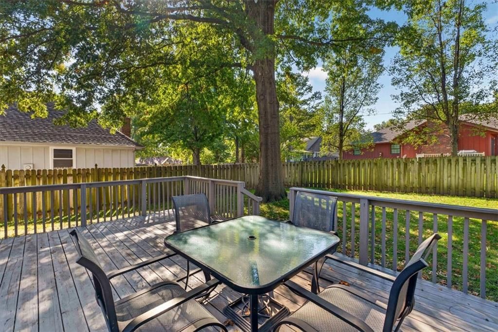 Photo 28 of 37 - 406 SE Richardson Place, Lee's Summit, MO 64063
