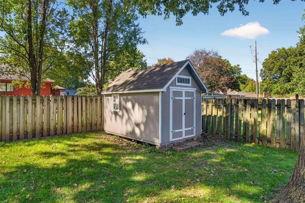 Photo 30 of 37 - 406 SE Richardson Place, Lee's Summit, MO 64063