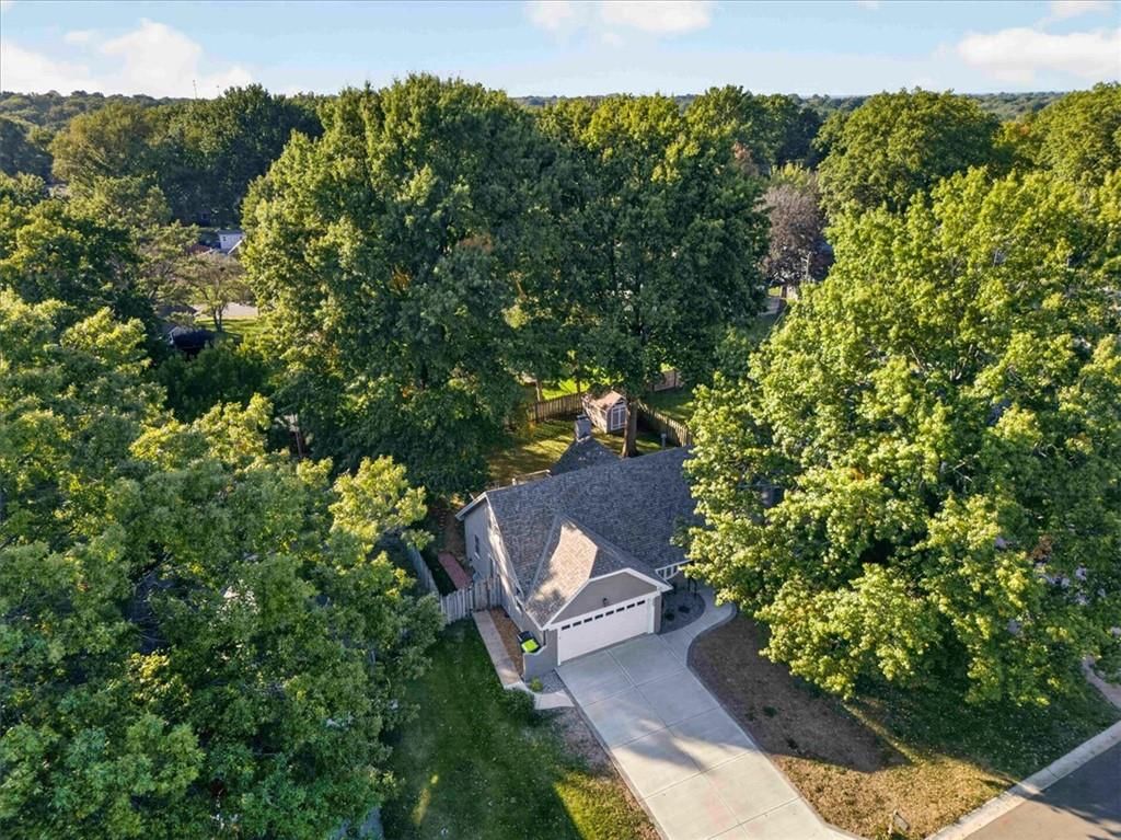 Photo 33 of 37 - 406 SE Richardson Place, Lee's Summit, MO 64063