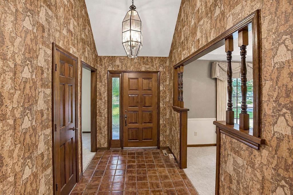 6719 Hauser Drive, Shawnee, KS: listing photo 2