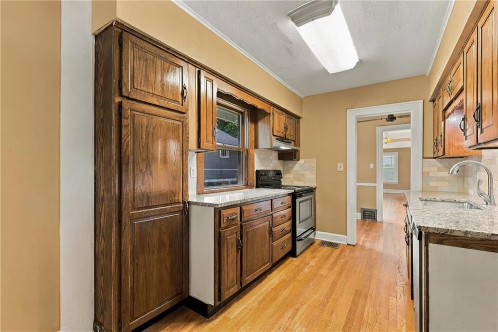 5817 Oak Street — photo 11