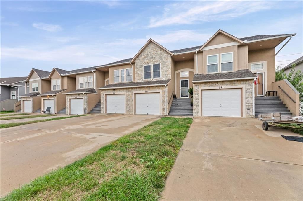 537 S Woodson Lane, Gardner, KS: listing photo 2