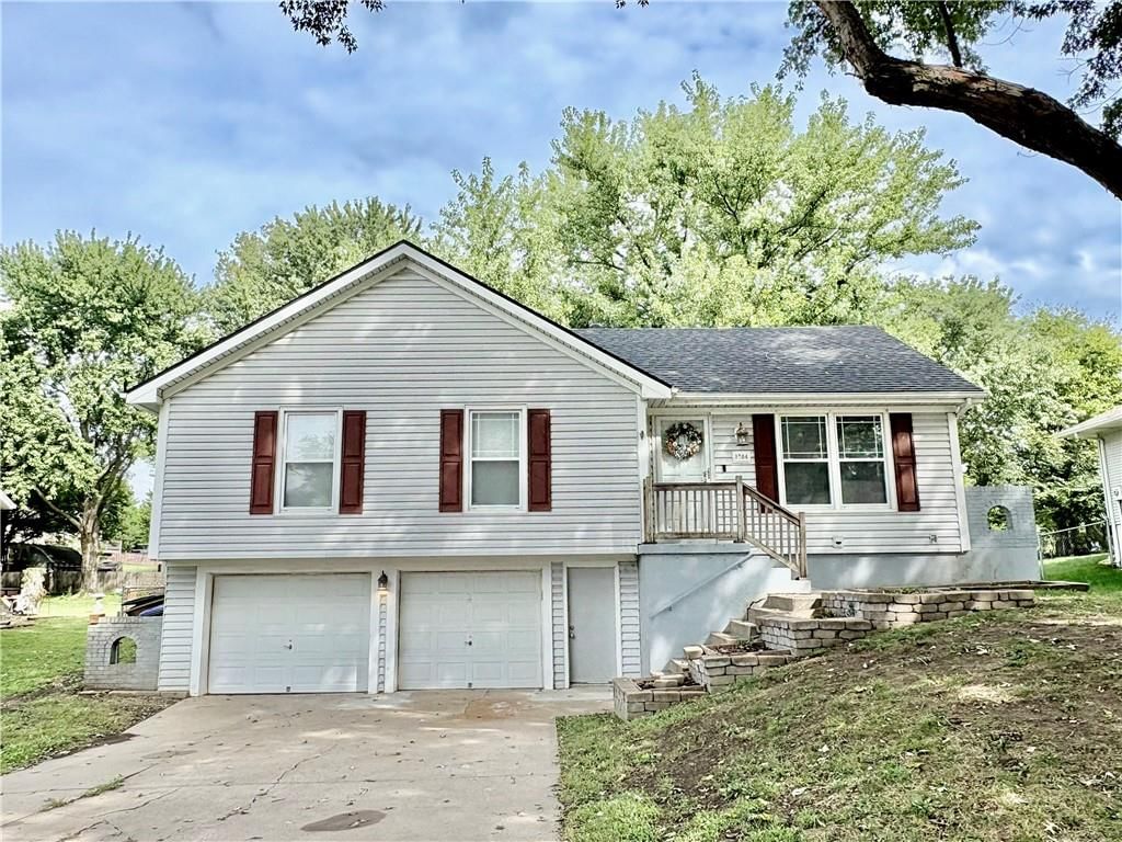 1704 Cinnabar Drive, Raymore, MO: listing photo 2