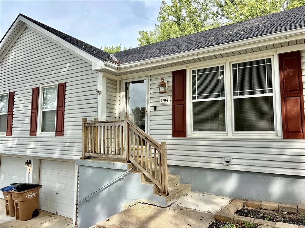 1704 Cinnabar Drive, Raymore, MO: listing photo 3