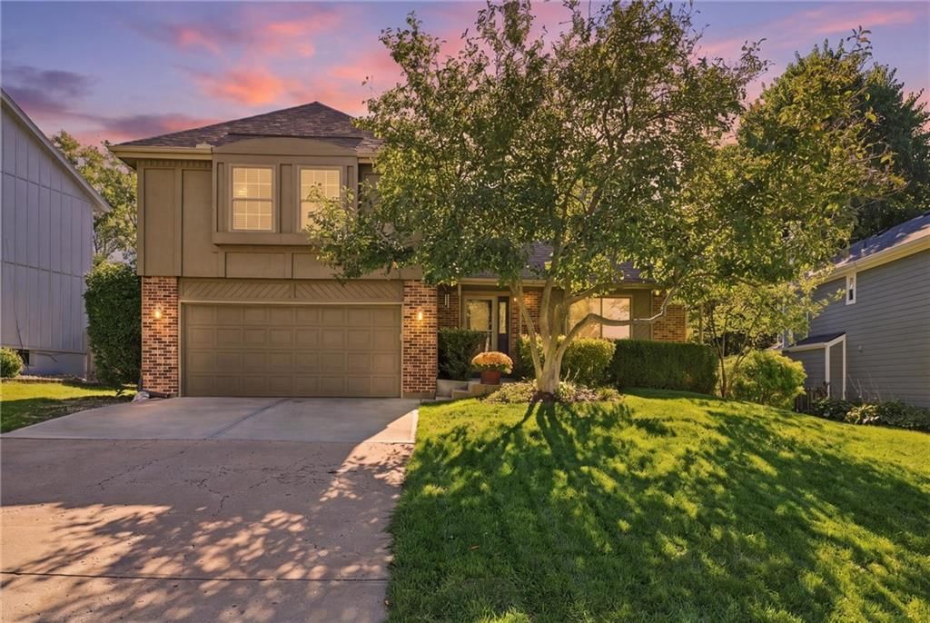 Photo 2 of 44 - 14715 S Arapaho Drive, Olathe, KS 66062